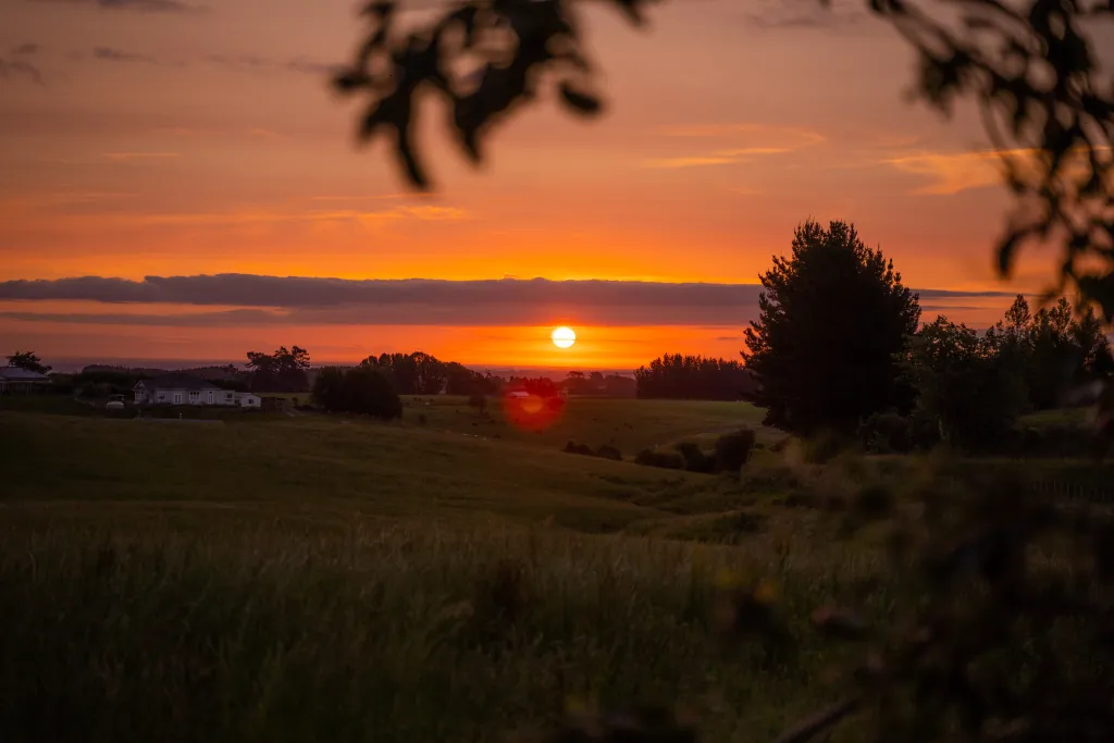 A photo of a sunset over farmland in Rangitīkei.